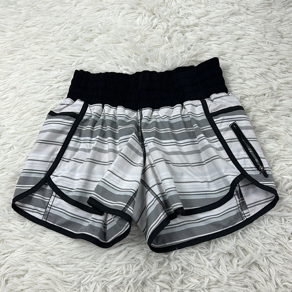 Lululemon Tracker Short Mini Groovy Stripe Dune Horizontal / Black - Picture 1 of 5